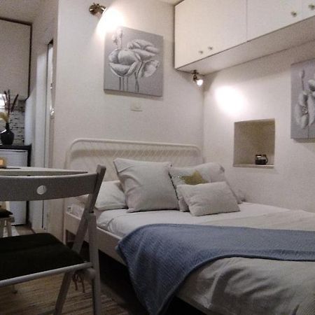 Tiny Studio In City Center Stone House Split Buitenkant foto