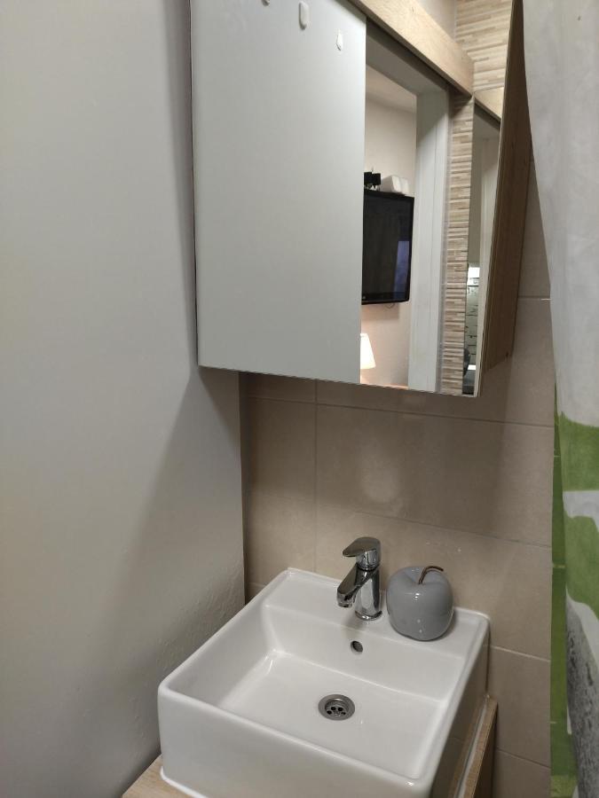 Tiny Studio In City Center Stone House Split Buitenkant foto