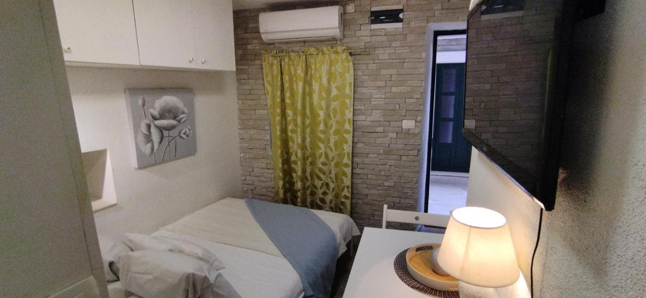 Tiny Studio In City Center Stone House Split Buitenkant foto