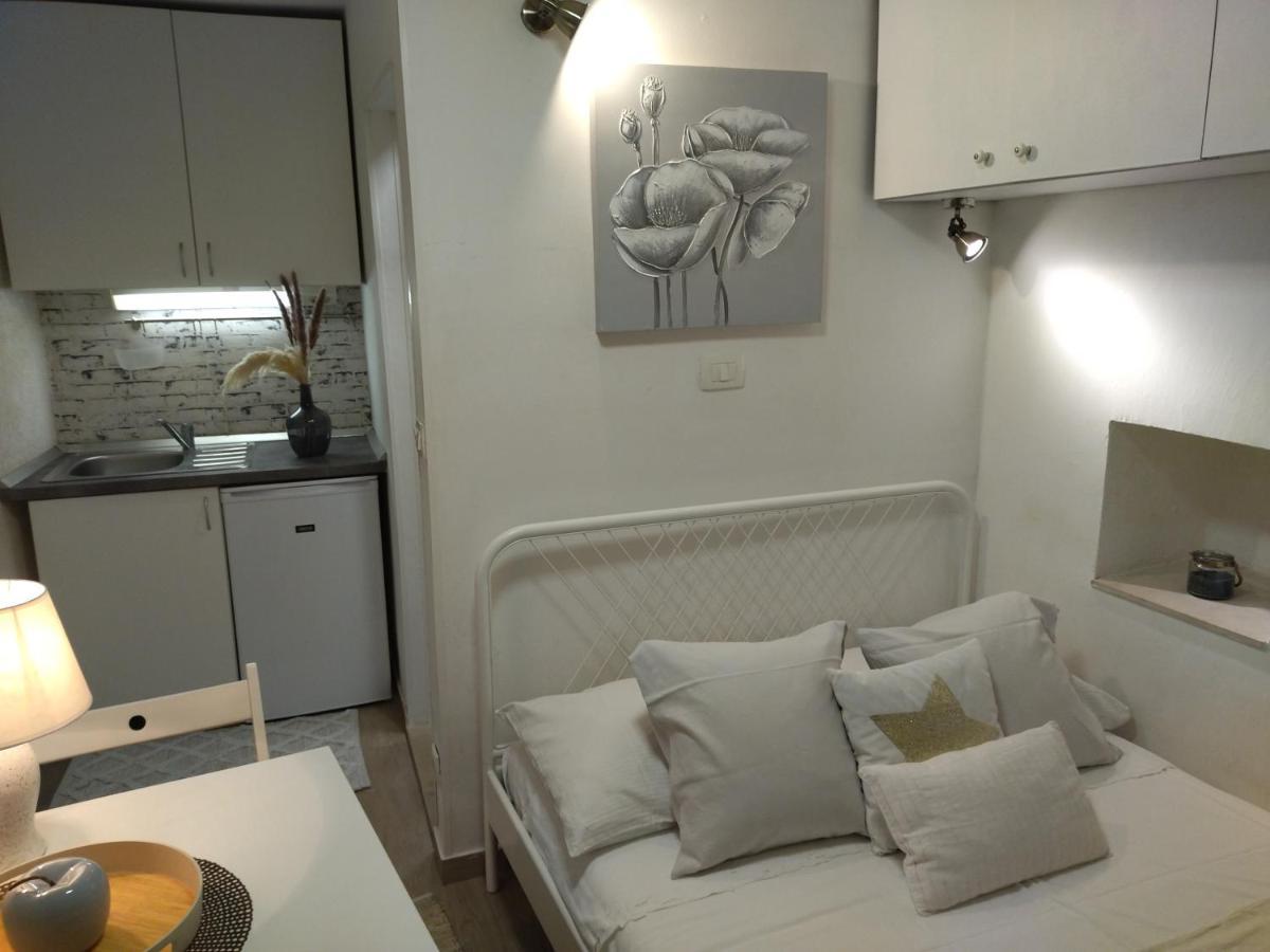 Tiny Studio In City Center Stone House Split Buitenkant foto