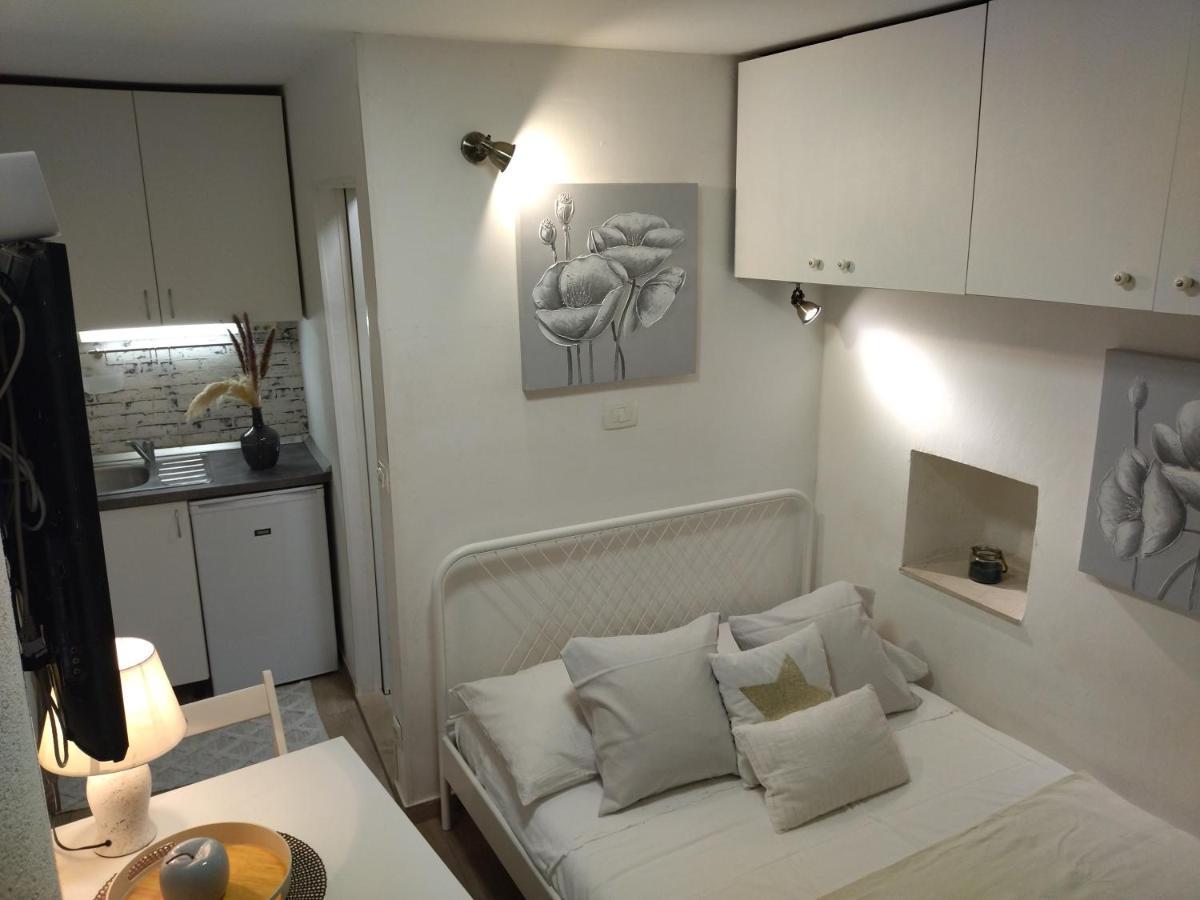 Tiny Studio In City Center Stone House Split Buitenkant foto