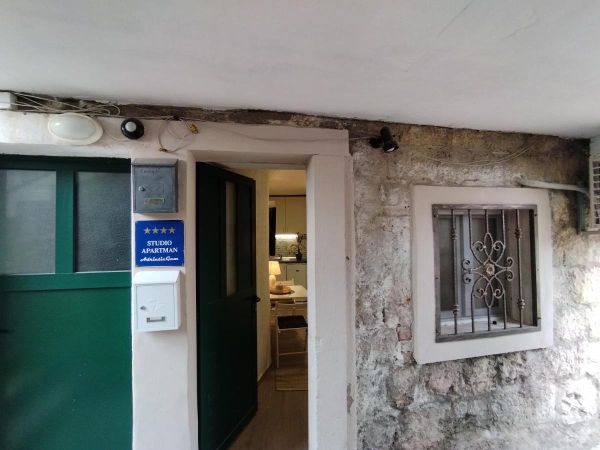 Tiny Studio In City Center Stone House Split Buitenkant foto