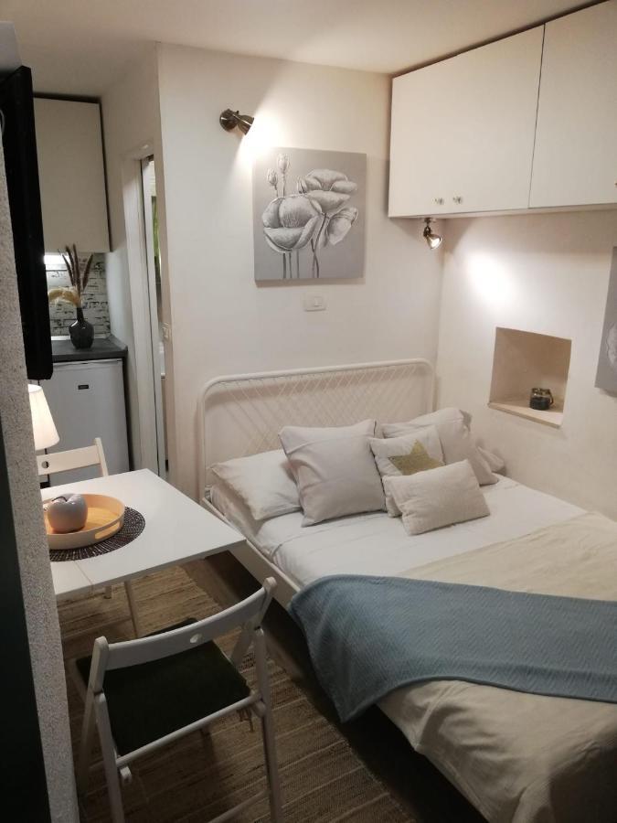 Tiny Studio In City Center Stone House Split Buitenkant foto