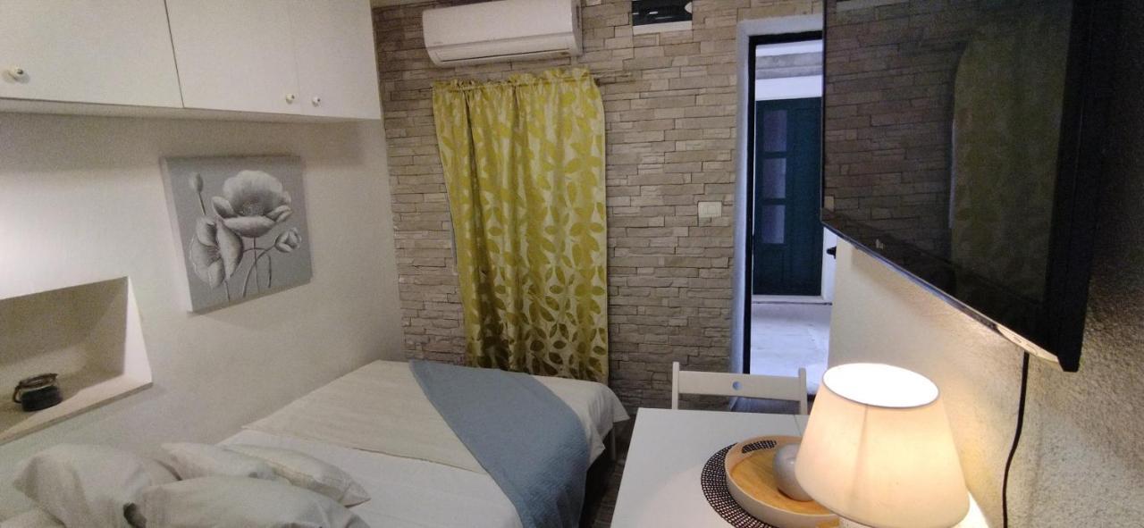 Tiny Studio In City Center Stone House Split Buitenkant foto