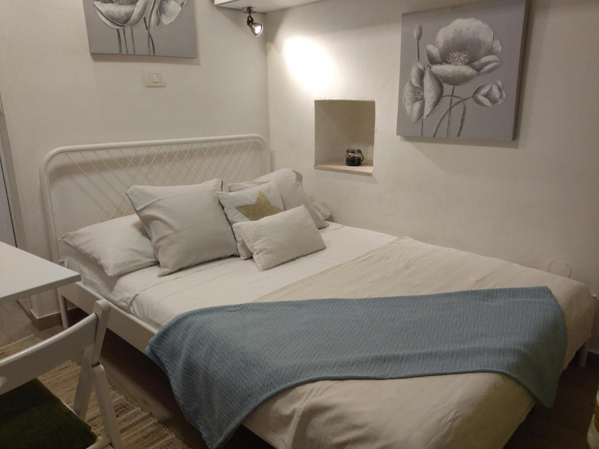 Tiny Studio In City Center Stone House Split Buitenkant foto