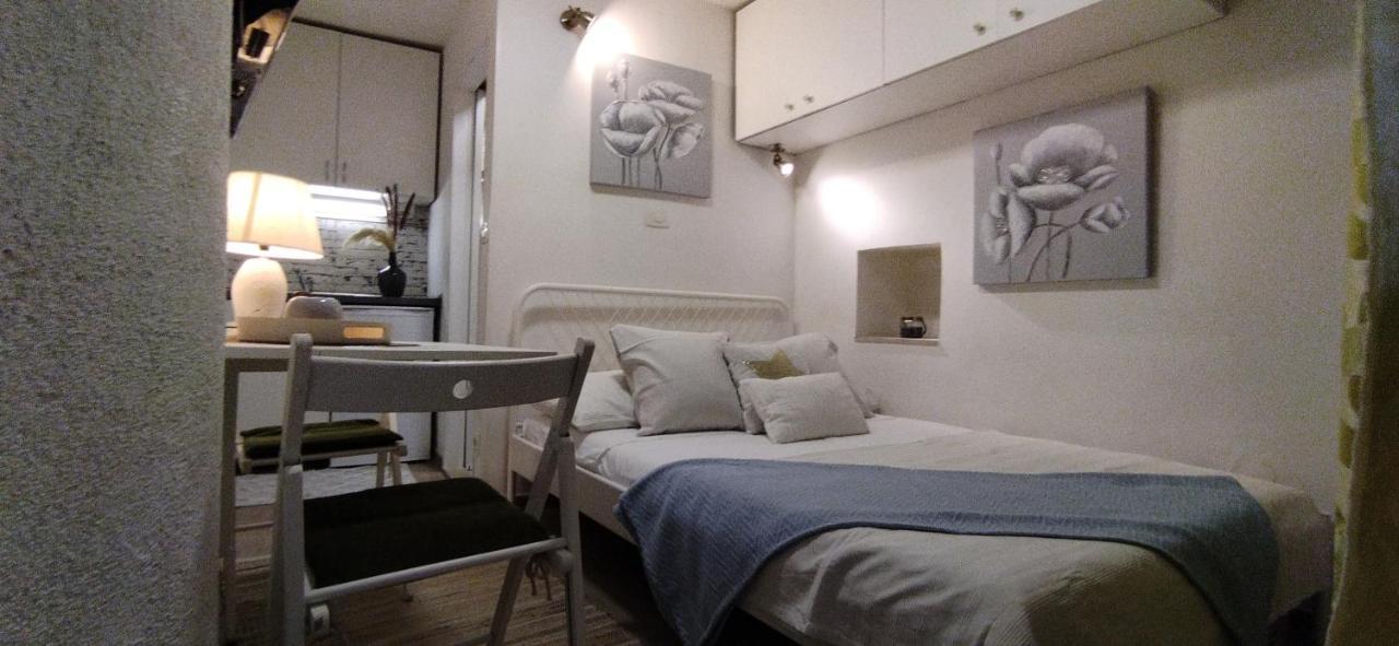 Tiny Studio In City Center Stone House Split Buitenkant foto